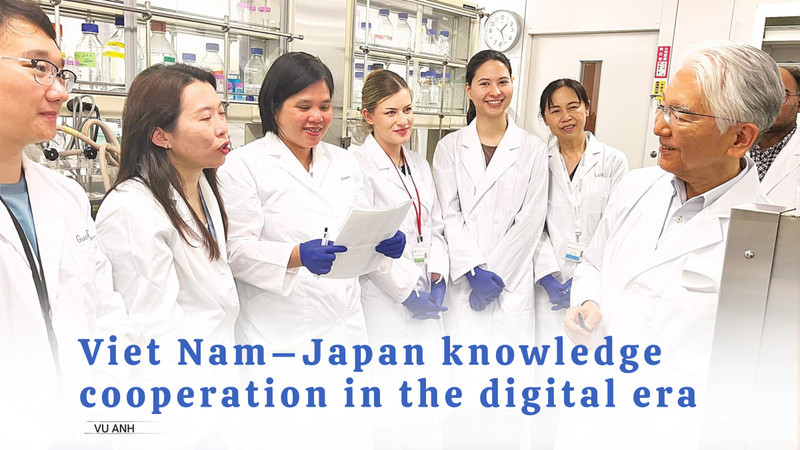 베트남 연구원들이 일본 전문가(오른쪽)와 논의하고 있다. 사진: 인터뷰이 제공.