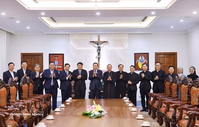 쩐 타인 만 국회의장과 부 반 티엔 대주교, 사제들이 기념촬영을 하고 있다. (사진: VNA)
