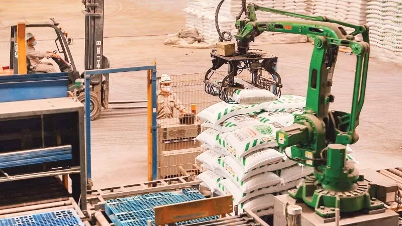 베트남 국영 화학 그룹(Viet Nam National Chemical Group) 산하 DAP No. 2–Vinachem 합작회사의 생산 라인. (사진: HOANG HIEU)