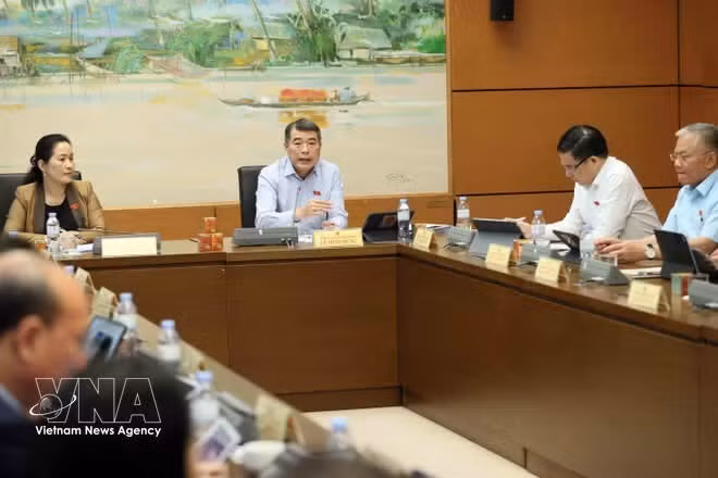 10일 제16기 국회 첫 회기에서 열린 토론 모습 (사진: VNA)