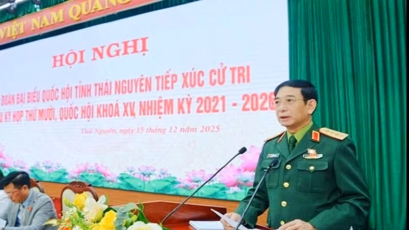 판반장 국방장관이 행사에서 연설하고 있다.