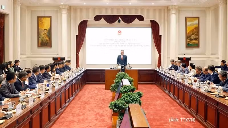 31일 하노이에서 외교부 지도부 및 해외 공관장들과 업무 회의를 하는 또 럼 당 서기장 겸 국가주석. (사진: VNA)