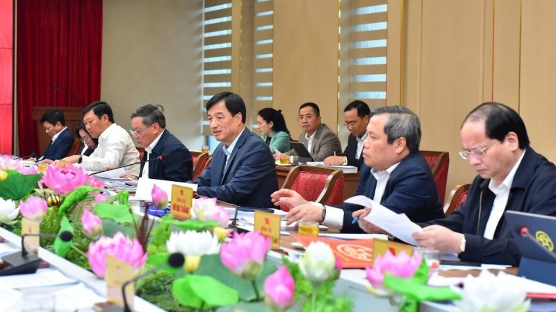 응우옌 주이 응옥 하노이시 당 서기와 시 당위원회 상임위원회 위원들이 회의를 주재하고 있다. (사진: 비엣 탄)