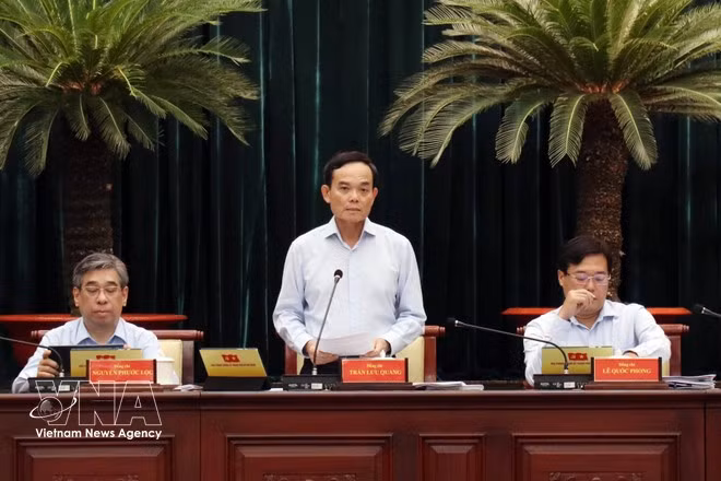 쯔안 류 꽝 시 당서기(가운데)가 회의에서 발언하고 있다. (사진: VNA)