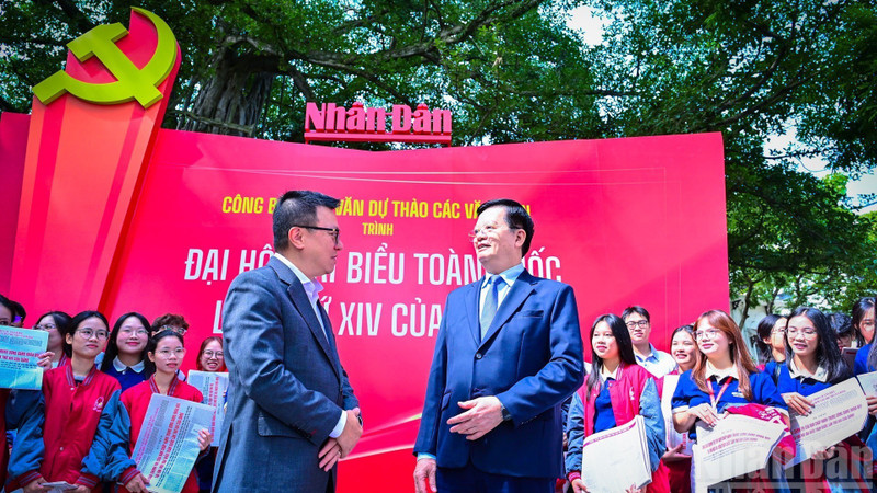 마이 반 찐(Mai Van Chinh) 부총리는 인민신문(Nhan Dan Newspaper)에서 열린 제14차 전국당대회 초안 문서 전시회를 찾았다.