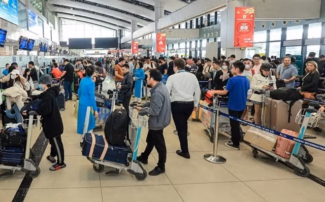 연중 내내 붐비는 노이바이 국제공항.