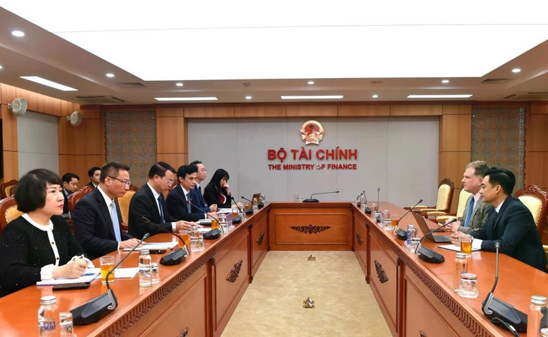 응우옌 득 찌 재무차관과 조셉 데이비슨 클리어원(ClearOne) CEO , 그리고 미-아세안 비즈니스 위원회(USABC) 아세안 지역 대표 대행 부 투 타인 간의 회의 모습. (사진: mof.gov.vn)