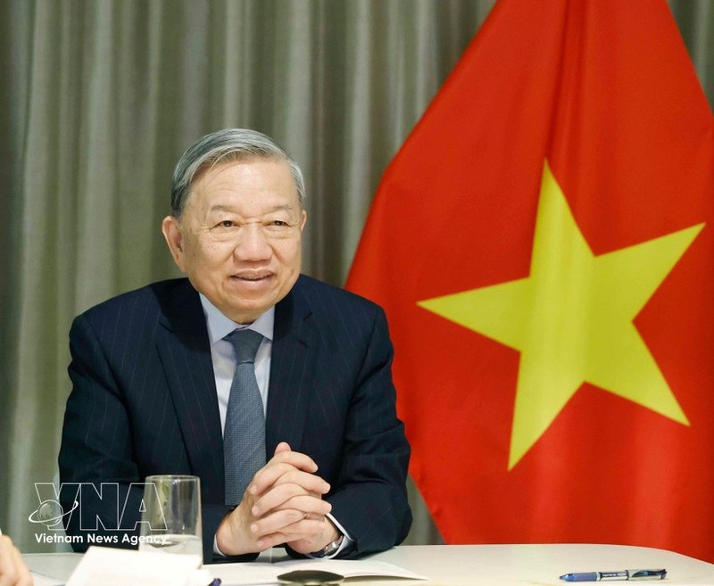 또 럼 베트남 공산당 서기장은 2월 18일(현지시간) 미국 워싱턴 D.C.에서 열린 가자 평화위원회 창립 회의 참석을 계기로 미국 상원 외교위원회 소속 스티브 데인스(공화당, 몬태나) 상원의원과 빌 해거티(공화당, 테네시) 상원의원과 전화 회담을 가졌다. (사진: VNA)