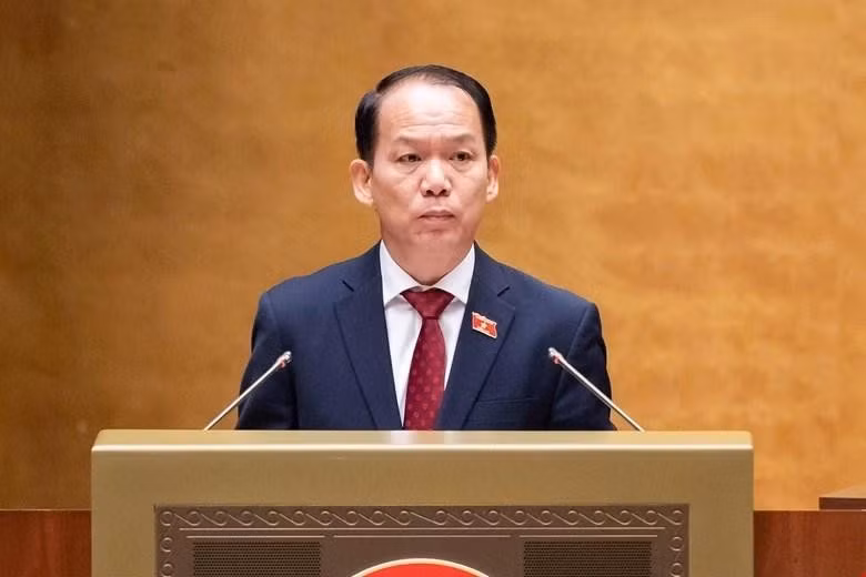 호앙 타인 뚱 법무장관이 개정 법률 보고 및 교육법 제정 제안을 발표하고 있다.