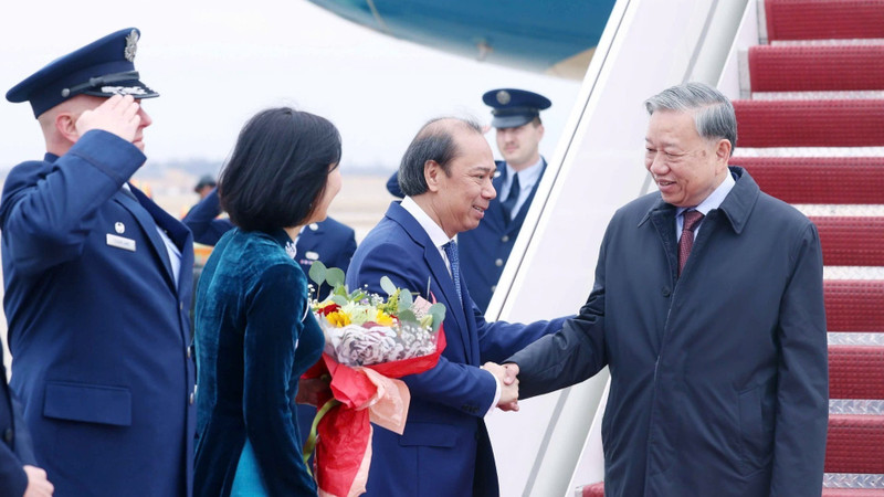 또럼 당 서기장의 환영식이 미국 워싱턴 D.C.의 앤드루스 합동기지에서 열렸다. (사진: 통 녓/VNA)