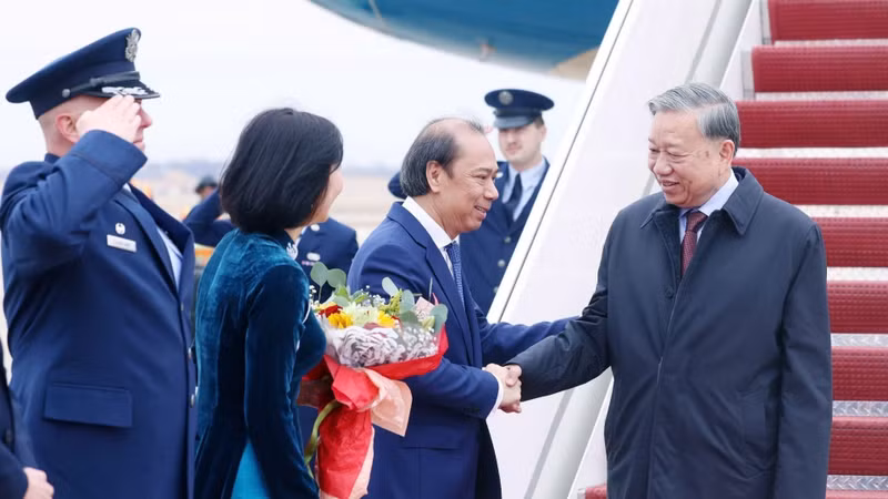 또럼 당 서기장의 환영식이 미국 워싱턴 D.C.의 앤드루스 합동기지에서 열렸다. (사진: 통 녓/VNA)