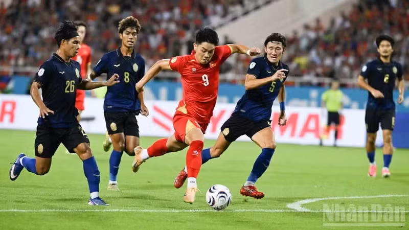 스트라이커 응우옌 딘 박 선수(9번)가 7일 하노이 미딘 스타디움에서 열린 캄보디아와의 경기 전반 18분 드리블로 전진하며 선제골을 기록하고 있다. (사진: VNA)