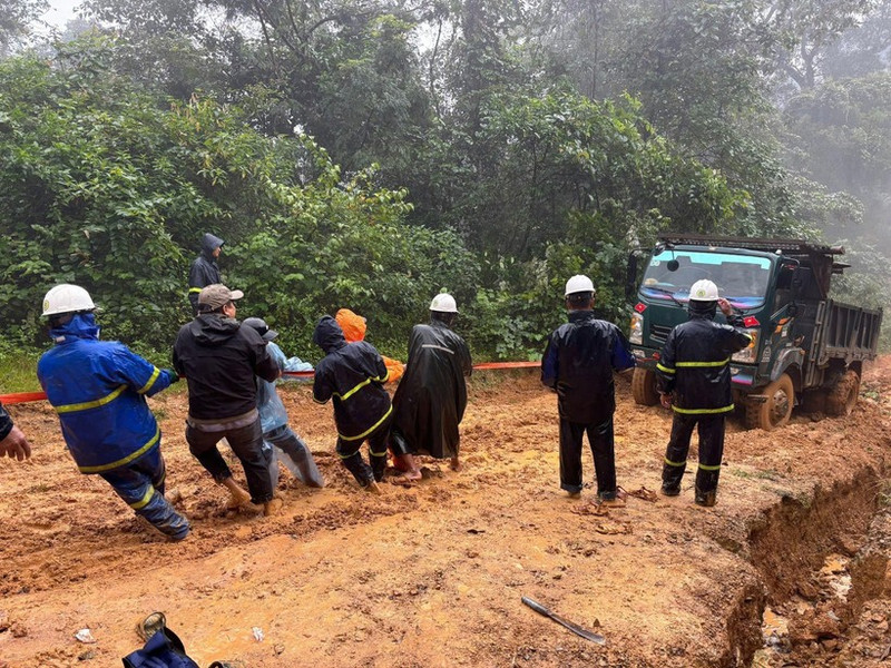 꽝찌전력회사 직원들이 오는 15일 이전에 모든 오지 마을에 전력 공급을 복구하기 위해 매진하고 있다. (사진: VNA)