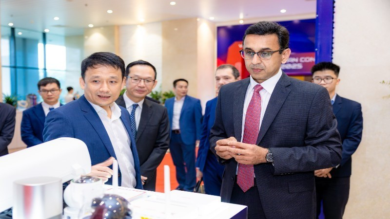 비엣텔 하이테크 인더스트리 코퍼레이션, 퀄컴 테크놀로지스, 그리고 행사에 참석한 대표단 관계자들.