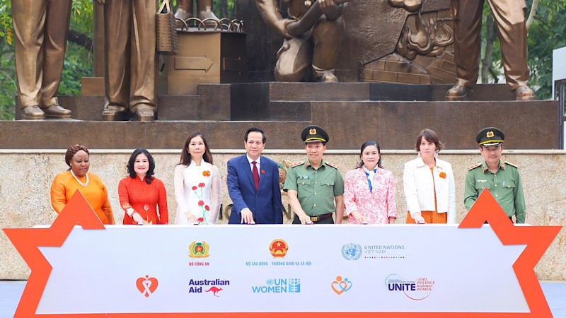 각 부처, 기관 및 국제기구 대표들이 2024년 양성평등 국가 행동의 달 출범을 알리는 버튼을 누르고 있다.