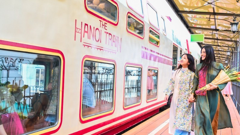 관광객들이 하노이의 새로운 관광 상품인 ‘하노이 5문(門) 관광열차’를 체험하고 있다. (사진: 바오 롱)