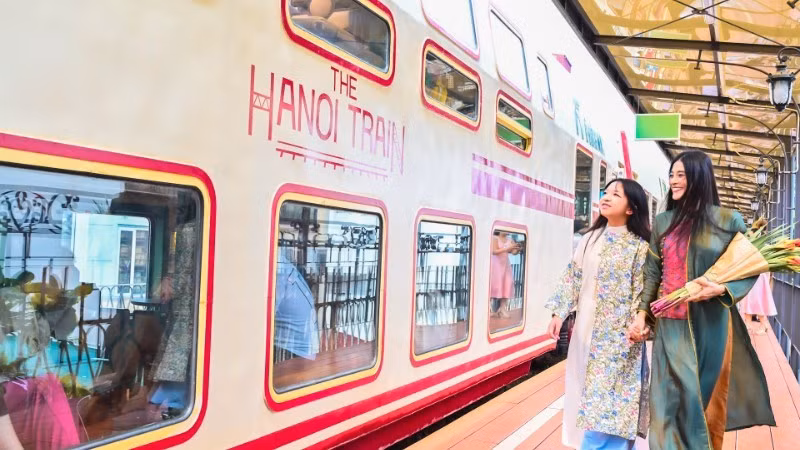 관광객들이 하노이의 새로운 관광 상품인 ‘하노이 5문(門) 관광열차’를 체험하고 있다. (사진: 바오 롱)