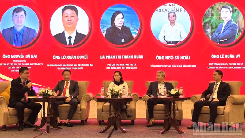 '베트남 수출품의 글로벌 무역체인 경쟁력 강화 방안' 포럼 패널토론회. (사진:낌 중)