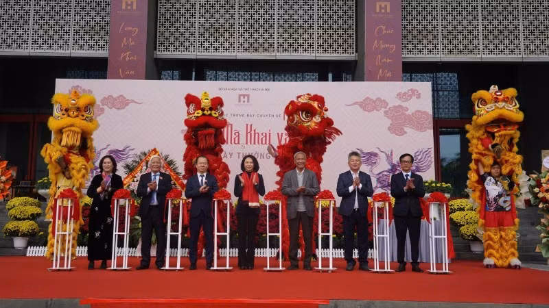 대표단이 프로그램 개막을 알리는 테이프 커팅을 하고 있다.