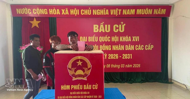 카인호아성 쯔엉사 특별구 다레 투표소에서 투표를 하는 선원들. (사진: VNA)