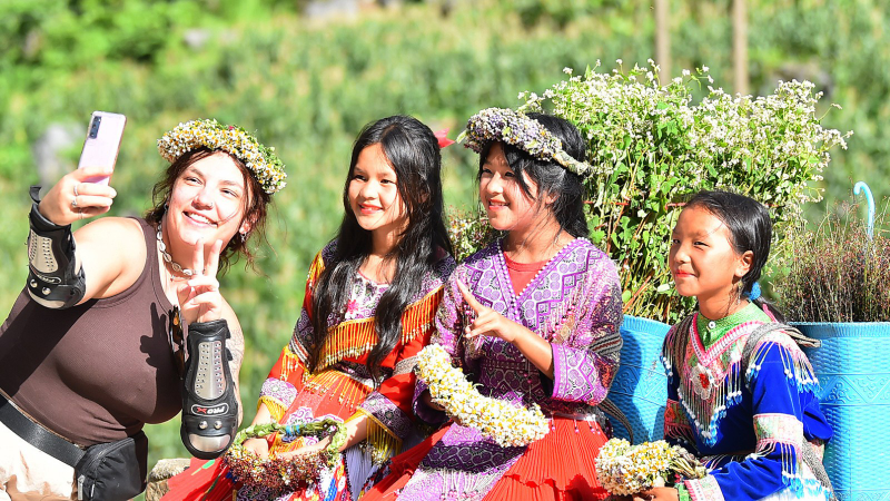 방문객들이 탐마 고개에서 체크인하고 있다. (사진: 투이 응우옌)