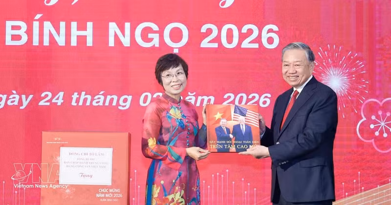 베트남통신사(VNA) 부 비엣 짱 사장(왼쪽)이 또 럼 당 서기장에게 사진집을 전달하고 있다. (사진: VNA)