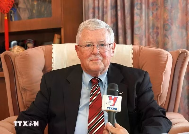 칼 테이어(Carl Thayer) 교수가 베트남통신(VNA)과 인터뷰를 하고 있다. (사진: VNA)