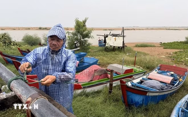 닥락성 주민들이 태풍 갈매기 상륙에 앞서 배를 고정시키고 있다. (사진: VNA)