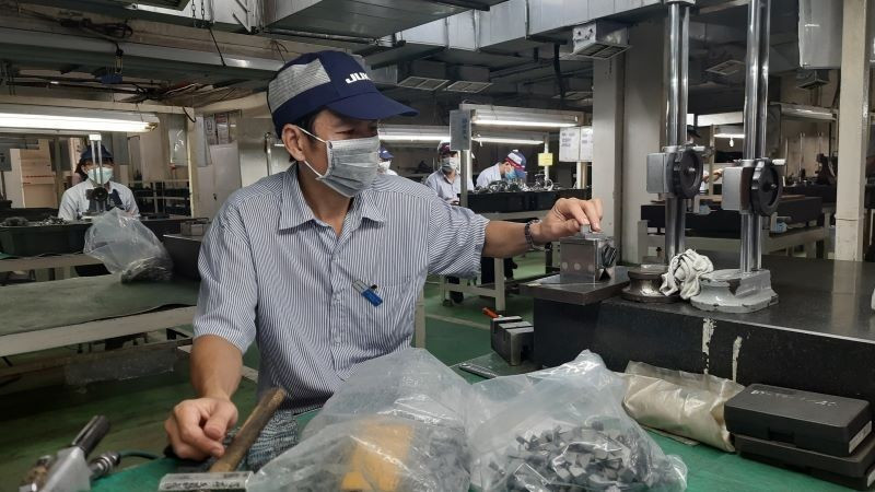 호찌민시 떤투언 수출가공구역에 위치한 Juki Vietnam Co., Ltd.의 근로자들이 산업용 재봉틀 부품을 생산하고 있다.