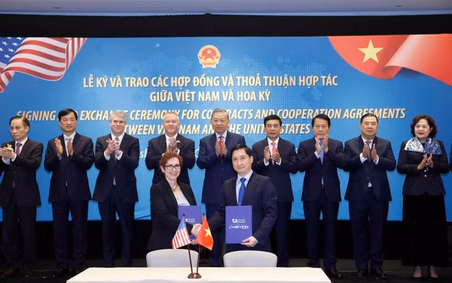 또 럼 베트남 공산당 서기장이 탐 안 종합병원과 Mevion Medical Systems 간 Mevion S250-FIT 양성자 암 치료 시스템 구매 계약 교환을 참관하고 있다. 사진: VNA