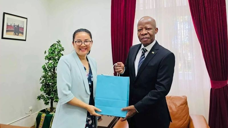 찬 티 투 틴 대사와 모잠비크 대법원장 아델리노 마누엘 무창가. (사진: 주모잠비크 베트남 대사관)