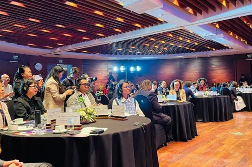 참가자들이 창의도시 건설에 관한 경험을 듣고 공유하고 있다. (사진: NDO)