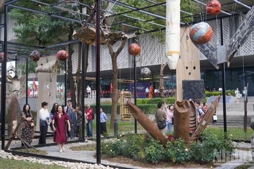 항공기 잔해와 폭탄 껍데기가 예술 공간으로 재구성됐다.