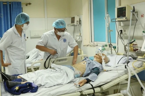 환자들을 진료하고 있는 베트남 국립 해양의학연구소 소속 의사들. (사진: VNA)