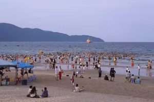 다낭 해변에 몰린 관광객들. (사진: VNA)