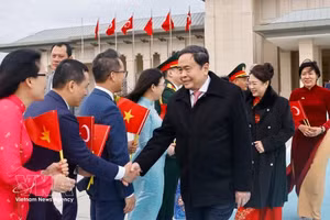 쩐탄먼 국회의장 내외가 튀르키예 이스탄불 공항에서 열린 환송식에서 관계자들과 악수를 나누고 있다. (사진: VNA)