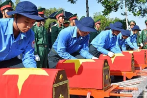 캄보디아에서 전사한 군인들의 유해 송환식. (사진: CHI PHUC)