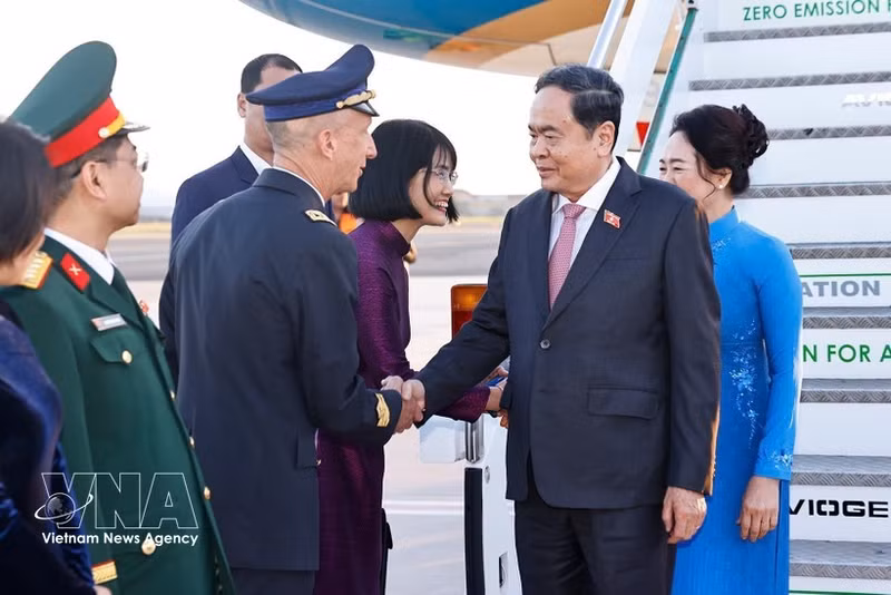 쩐탄먼 국회의장 내외가 11일 이탈리아 로마의 참피노 공항에 도착해 환영 나온 인사들과 악수를 나누고 있다. (사진: VNA)