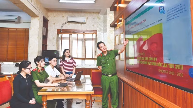 인민공안학원 교직원들과 강사진, 학생들이 입학 과정에 인공지능(AI) 기술을 적용하고 있다. (사진: THE DAI)