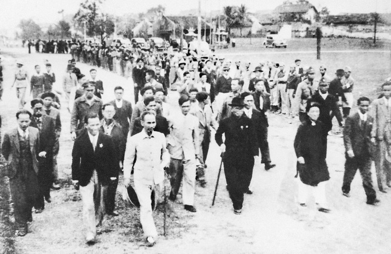 하노이 시민들이 1946년 1월 5일, 호치민 주석과 국회 의원 후보자들을 환영하고 있다. (사진: 호치민 박물관)