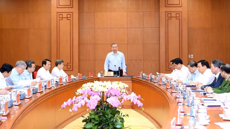 또 람 당 서기장이 업무 회의에서 발언하고 있다