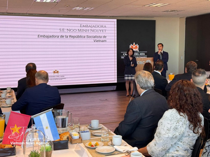 응오 민 응우옛 주아르헨티나 베트남 대사가 행사에서 연설하고 있다. (사진: VNA)