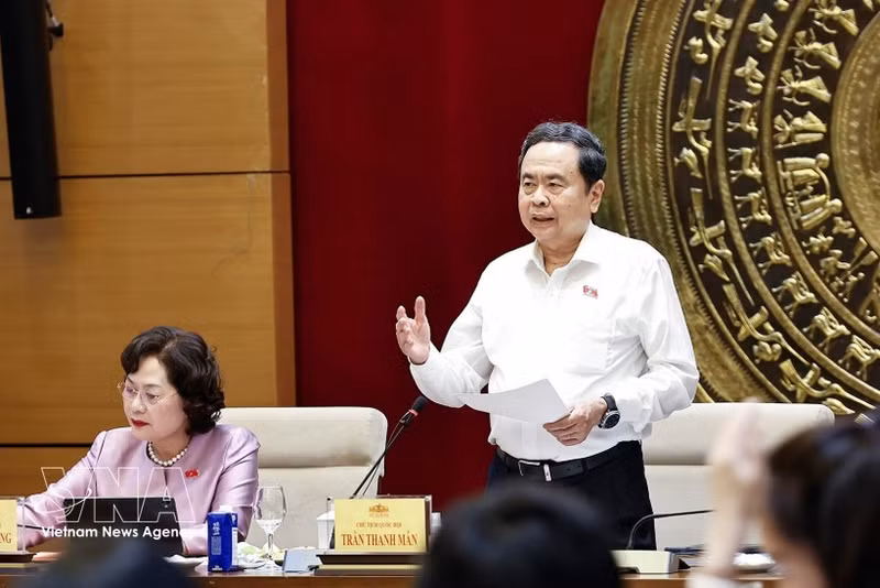 쩐 타인 만 국회의장이 20일 하노이에서 열린 국회 경제재정위원회 상임위원들과의 업무 회의에서 발언하고 있다. (사진: VNA)