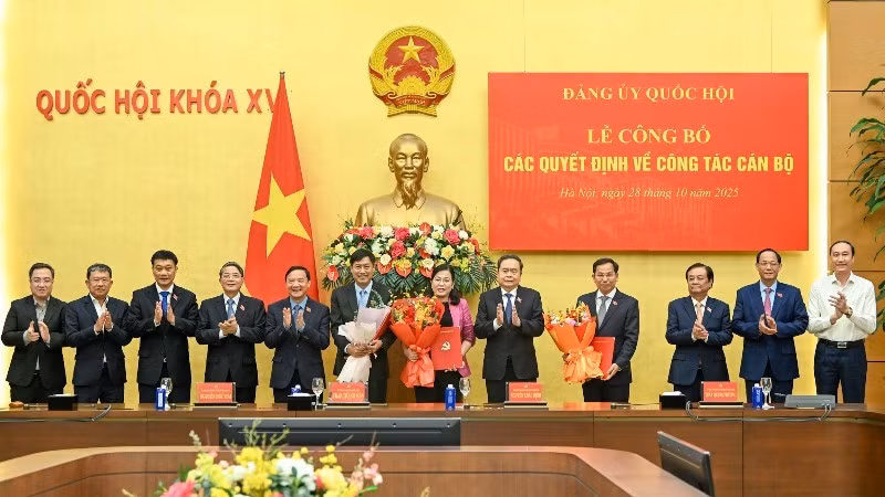 쩐탄먼 국회의장이 행사에서 관계자들에게 임명장을 수여하고 있다(사진: NDO)