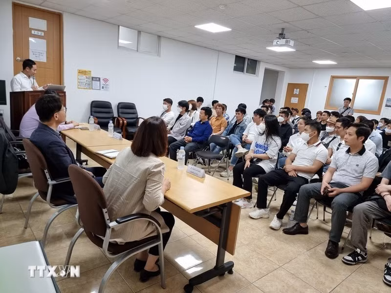 한국에 체류 중인 베트남 노동자들을 대상으로 법률 인식 교육이 실시되는 모습. (사진: VNA)