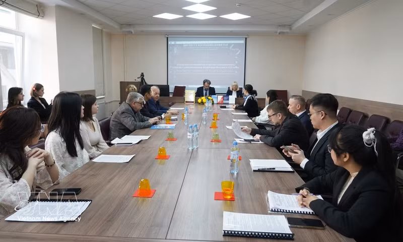 러시아에서 열린 '21세기 베트남의 사회경제 및 과학기술 발전' 심포지엄 참가자들 (사진: VNA)