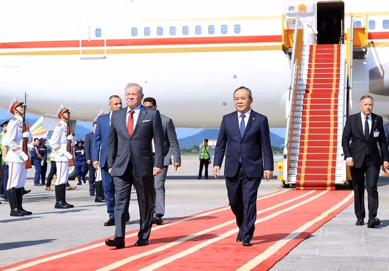 요르단 하심 왕국의 압둘라 2세 이븐 알 후세인 국왕이 공항에 도착한 모습 (사진: VNA)