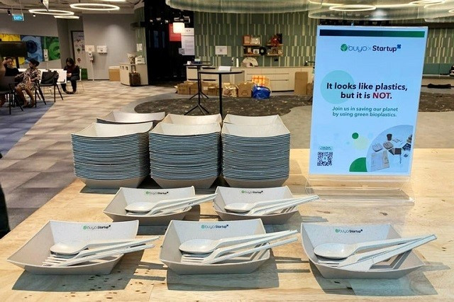 BUYO 바이오플라스틱스는 사탕수수 부산물과 맥주 양조 후 남은 곡물을 활용해 바이오플라스틱을 생산하며 소재의 ‘생물화(biologisation)’를 추진하고 있다. (사진: PHAM KIEN)