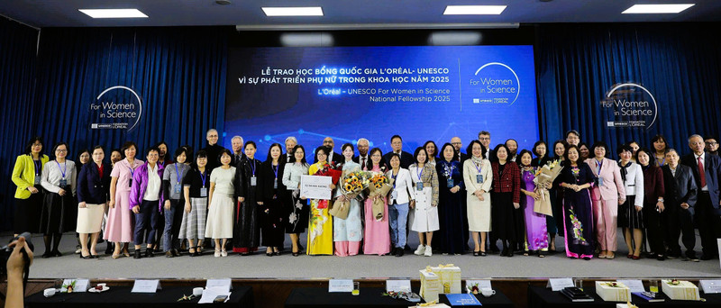 2025년 12월에 열린 2025 로레알-유네스코 여성과학자 장학금 시상식에서 여성 지식인들이 표창을 받고 있다. (사진: 베트남 과학기술원)