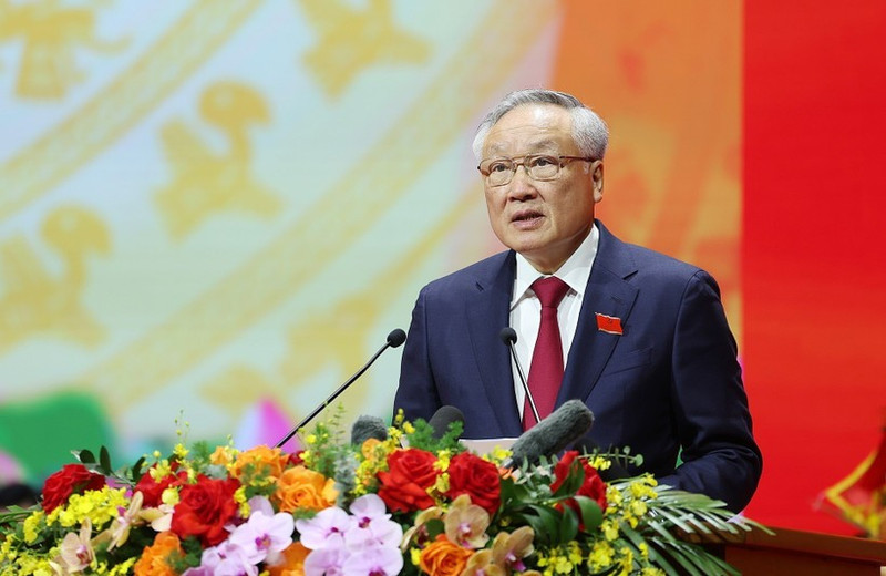 정치국 위원이자 정부 당위원회 상임 부서기인 응우옌 호아 빈(Nguyen Hoa Binh) 상임 부총리가 정치 보고서 초안을 발표하고 있다. (사진: VNA)